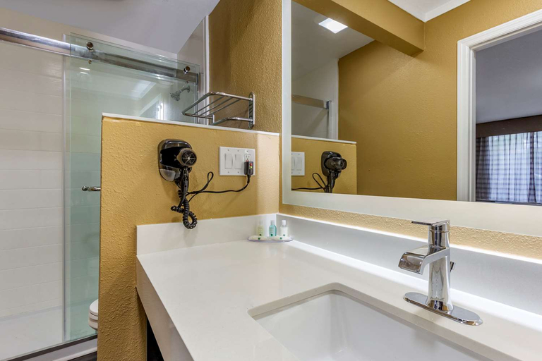 Bathroom 4, Baymont by Wyndham Pawleys Island, Georgetown