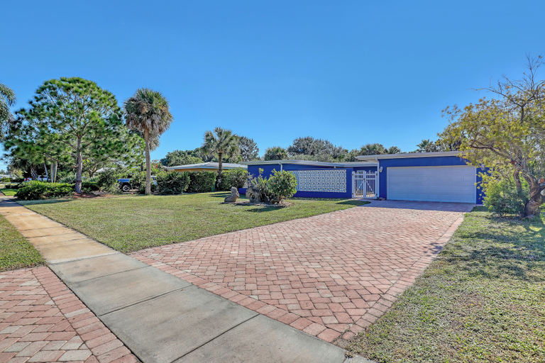 Property grounds 5, Vibrant Coastal Cottage with Pool, Brevard