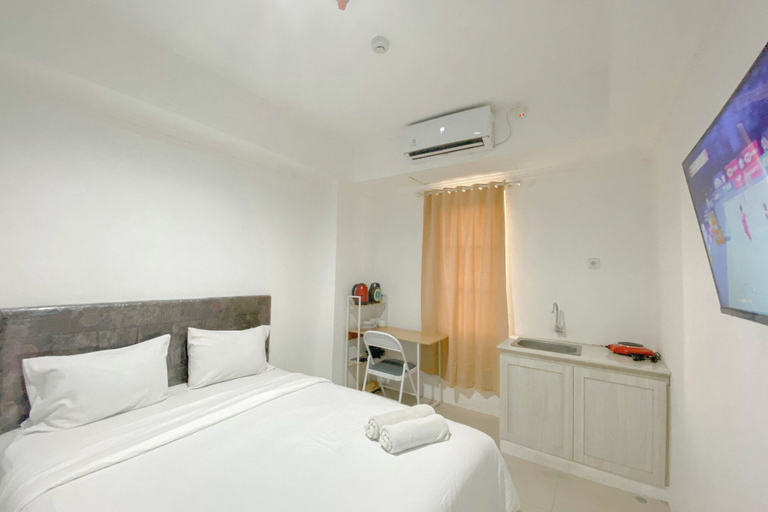 Room 5, Simple White Accent Studio At Apartment Paltrow City, Semarang
