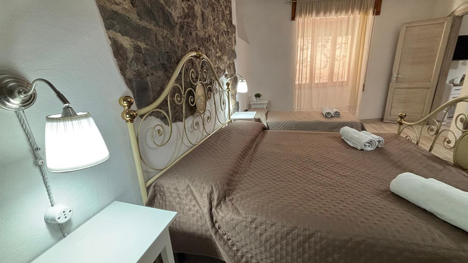 Bedroom 2, A Casa di Nonno tra mare e montagna AC WiFi, Nuoro