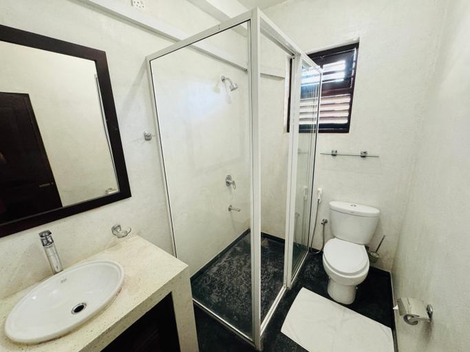 Bathroom 4, Palazzo Hikkaduwa, Hikkaduwa