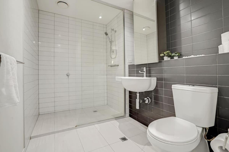 Bathroom 3, Comfy 2BR Apt Next to Southern Cross, FREE Parking, Melbourne