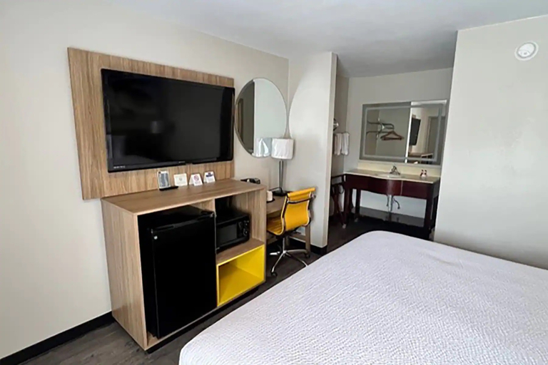 Bedroom 4, Days Inn by Wyndham DeFuniak Springs, Walton
