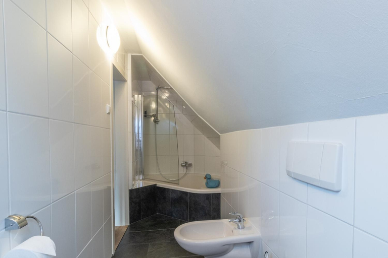 Bathroom 3, Geraumiges Ferienhaus bei Winterberg, Hochsauerlandkreis