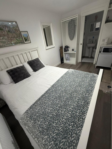 Others 4, Suite 5 En-suite Room with Independent Entrance, Edinburgh