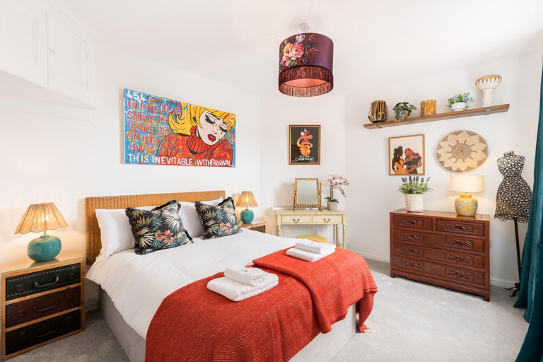 Bedroom, Queens Head Boutique Hotel Apartments, Gloucestershire