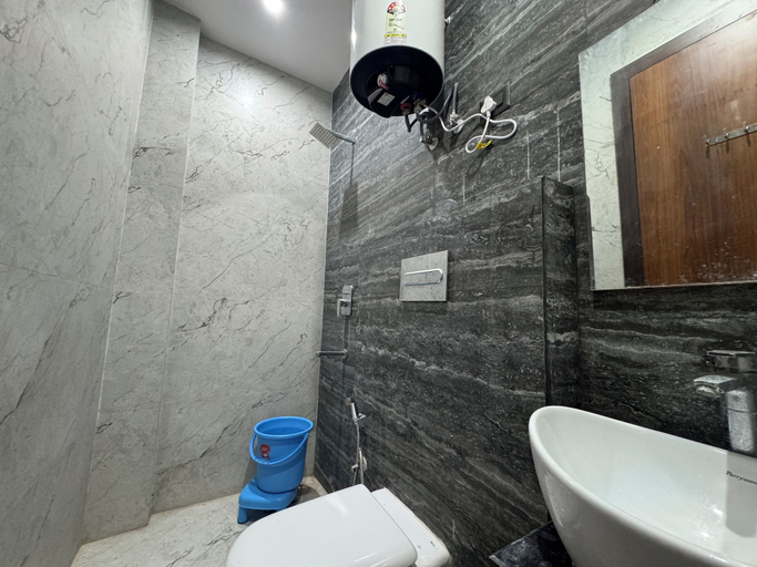 Bathroom 4, Hotel Kalindi kunj, Mathura