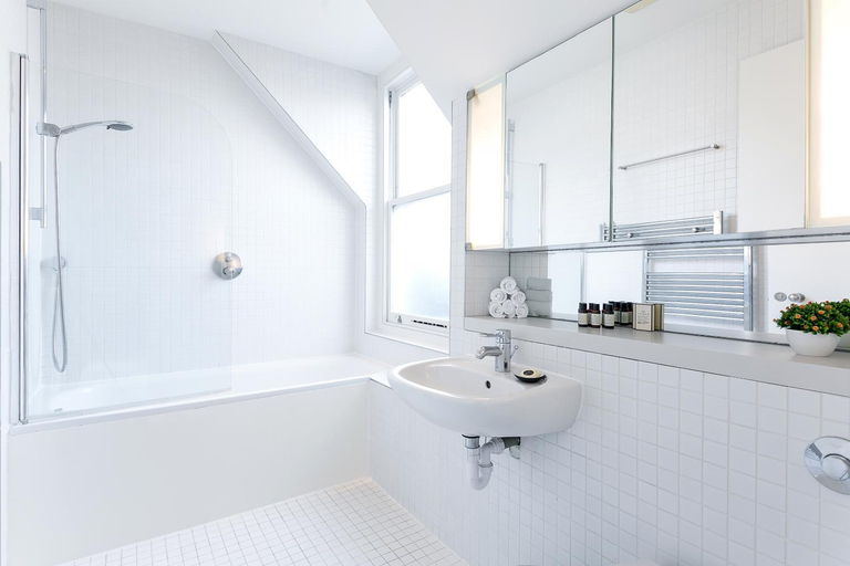 Bathroom 3, Urban Chic - Baker Street, London
