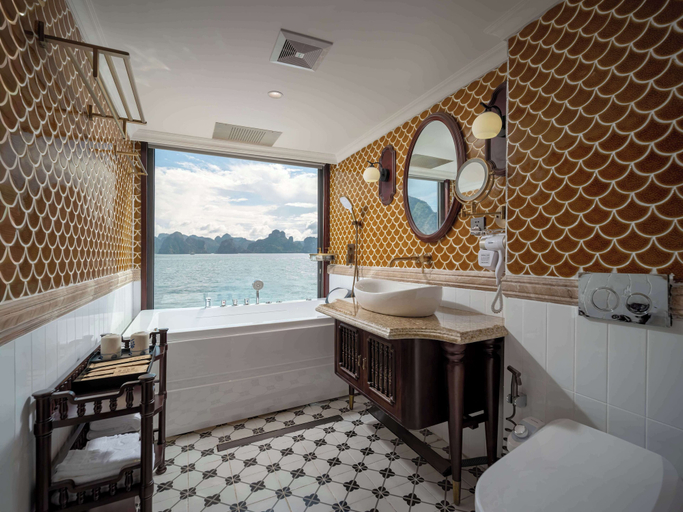 Bathroom 3, L'amour Cruise, Hạ Long