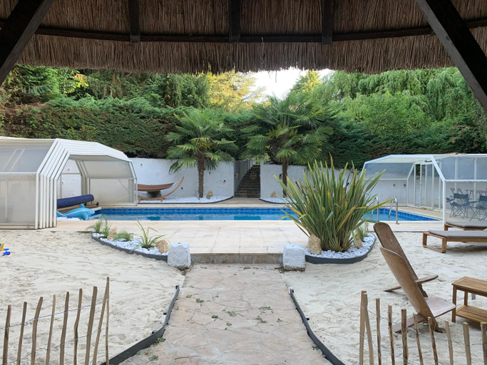 Sport & Beauty 2, La Chaumiere Luxury Domain with 2 Apartments Spa and Pool near Disneyland, Seine-et-Marne