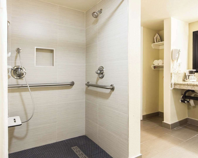 Bathroom, Quality Inn Sacramento Convention Center, Sacramento