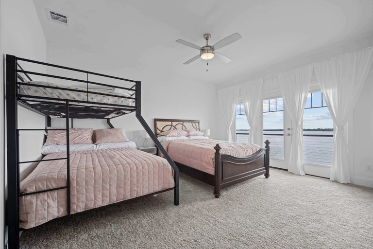 Room 2, Luxury 3 Bedroom WaterfrontHome Near DAL, Rockwall