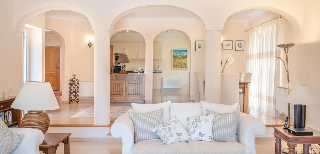 Shared lounge/TV area 4, 174 Gramacho - Immaculately Presented Villa, Lagoa