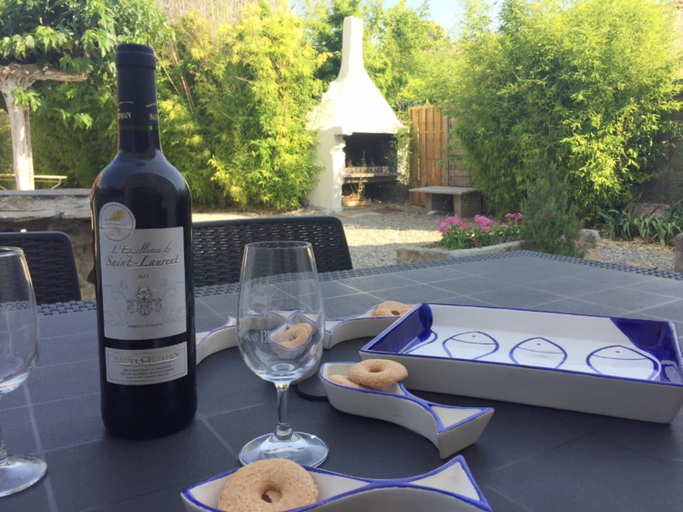 Food & Drinks 5, Villa in Olonzac with Pool near Lac du Jouarres, Hérault