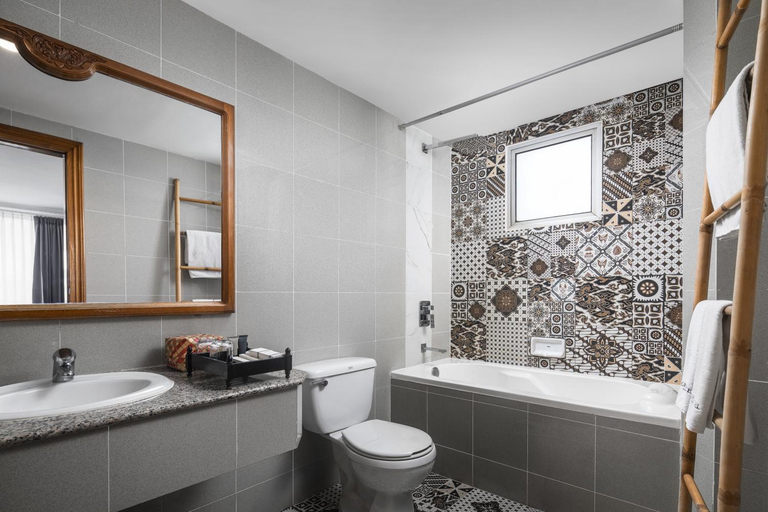 Bathroom 4, Pacific Hotel, Phnom Penh