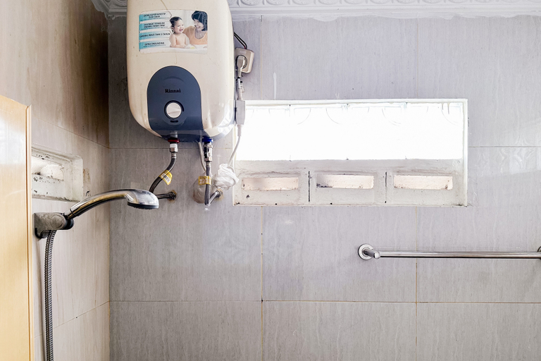 Bathroom 2, RedDoorz near Gajah Mada Park Medan, Medan