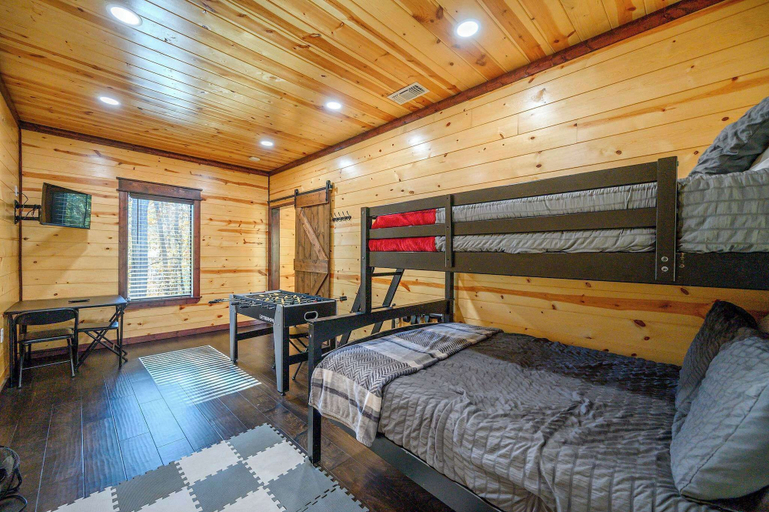 Room 5, Feelin' Froggy Cabin for 11, McCurtain