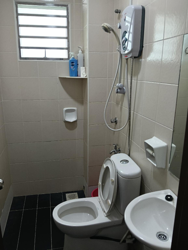 Bathroom 3, Purple TownHouse 3R2B Homestay Wifi, Sabak Bernam