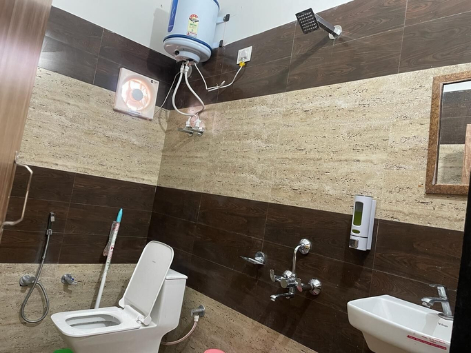 Bathroom 3, Fabhotel Shree Mahidev Palace, Faizabad