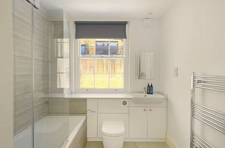 Bathroom, Flat 2 Beauchamp Place, London