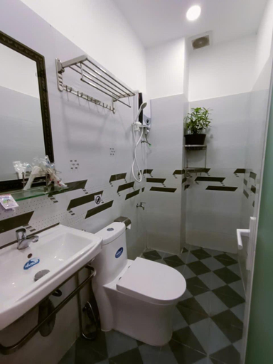 Bathroom 2, Hotel 102 House, District 1