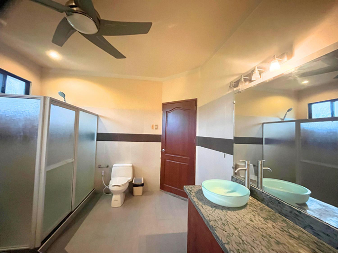 Bathroom 4, Casaroyal Beachfront, Siquijor