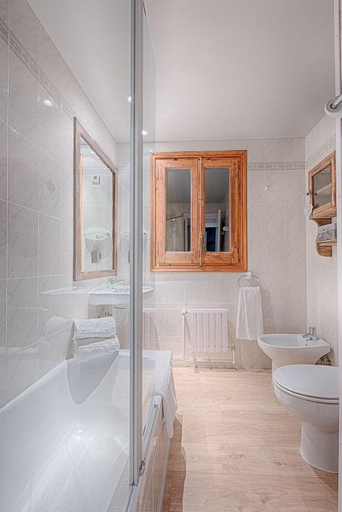 Bathroom 2, Hotel Ribaeta, Lleida