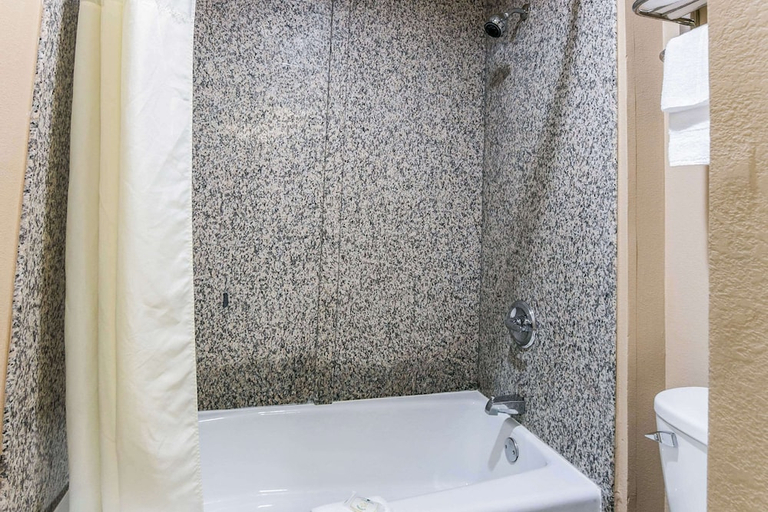 Bathroom 4, Quality Inn & Suites, Fulton