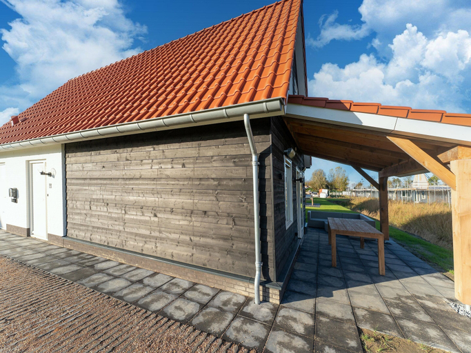 Balcony 4, Beautiful Holiday Home in Scherpenisse With Charming Terrace, Tholen