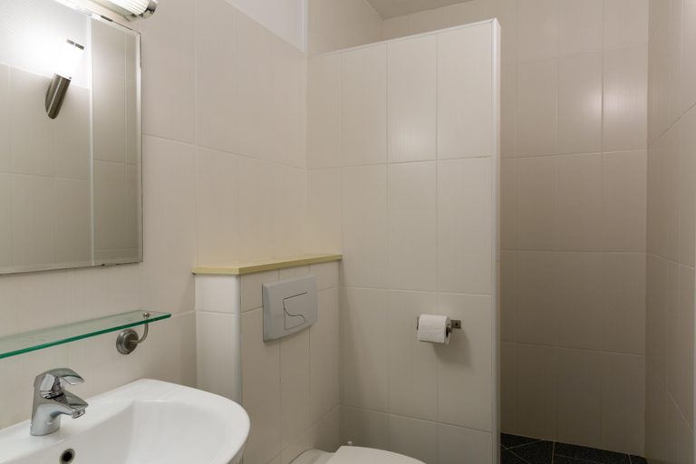 Bathroom 4, The Originals Access, Hôtel La Dousseine, Dreux, Eure-et-Loir