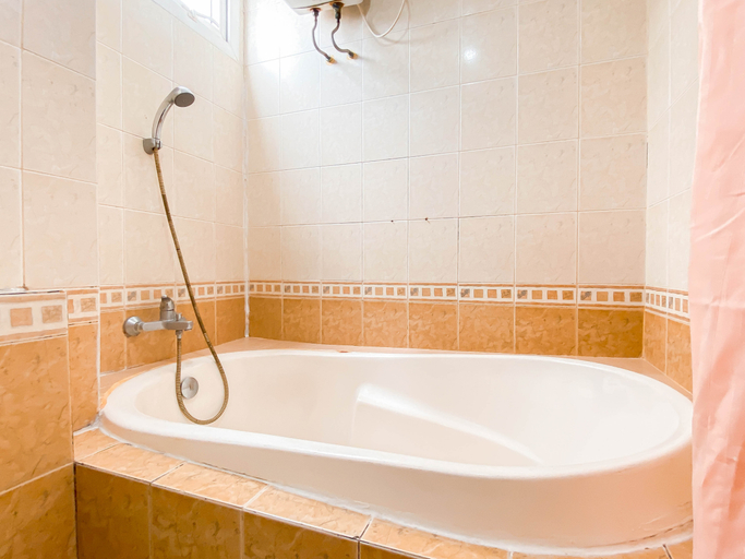 Bathroom 5, Grand Palace Kemayoran By Travelio, Central Jakarta