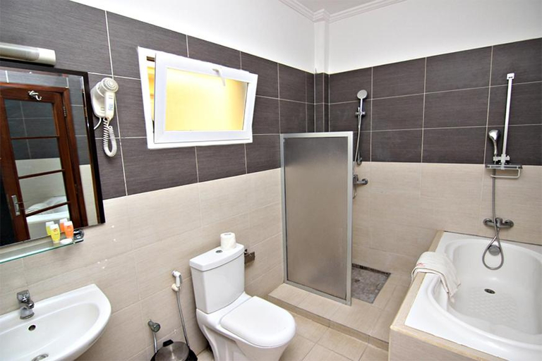 Bathroom, Les Résidences Mamoune, Dakar