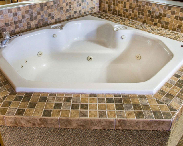 Bathroom 4, Quality Inn & Suites Kimberly - Appleton East, Outagamie