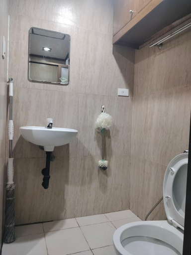 Bathroom 4, Relax in Style at Our Quezon City Condo Retreat, Quezon City