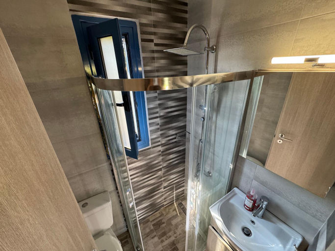 Bathroom 2, Surfers' Cottage, Attica