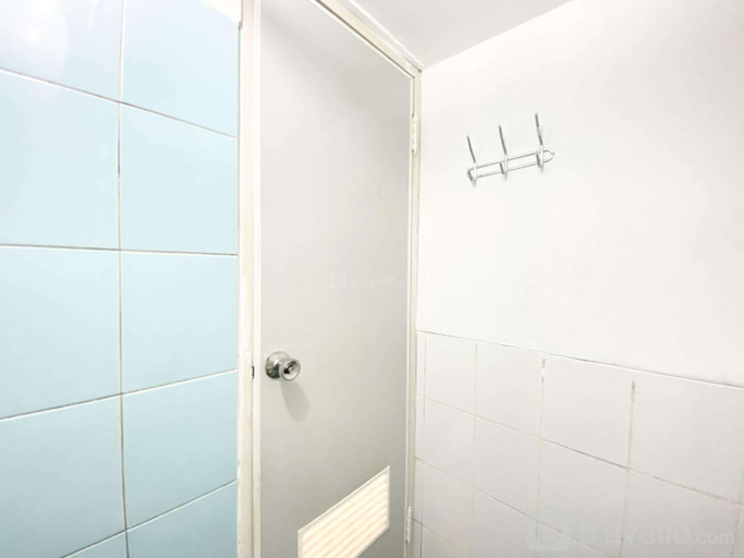 Bathroom, GoodSpacious Studio Jarrdin Cihampelas By Travelio, Bandung