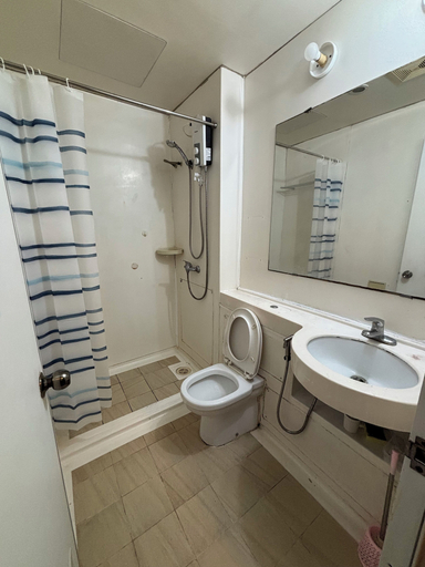 Bathroom 2, Carnivale Inn Staycations, Manila City
