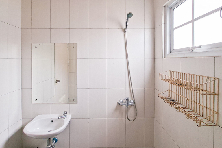 Bathroom 2, Modern 4Br Apartment At Guest House Vanya Park, Tangerang Selatan