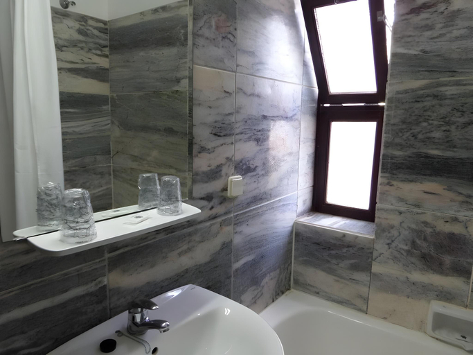 Bathroom 4, Hotel Mar A Vista, Albufeira
