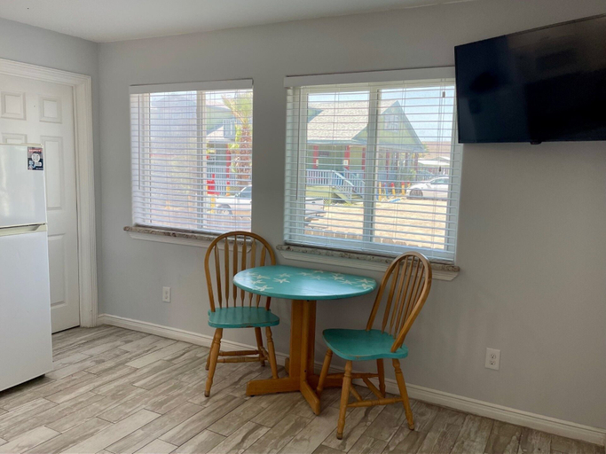 Dining 4, Beachgate Condo Suites And Hotel 217+218+219 3 Bedroom Condo, Nueces