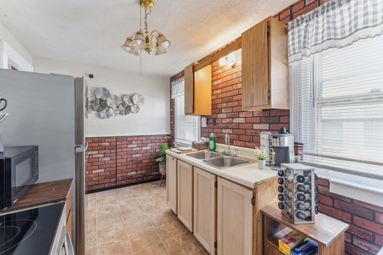 Private kitchen 4, 2BR Near Niagara Falls Parking + WiFi, Niagara