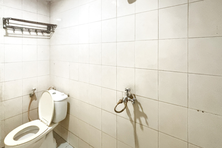Bathroom 4, Hotel Pasar Besar RedPartner near Tugu Pahlawan, Surabaya