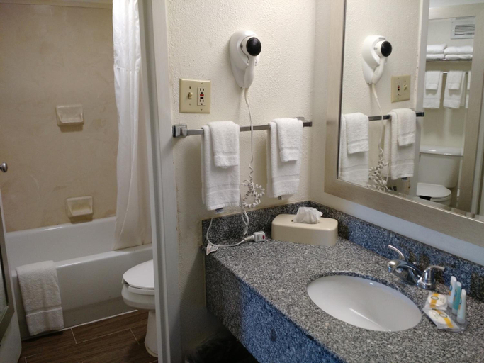Bathroom 4, Quality Inn & Suites Conference Center, Thomas