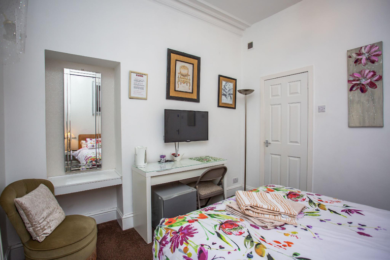 Bedroom 2, Ocean Road Rooms, South Tyneside