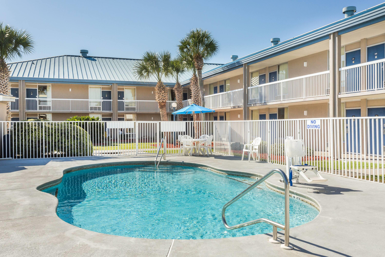 Sport & Beauty, Days Inn By Wyndham Adel, Cook