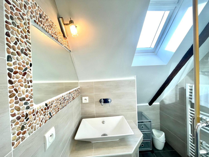 Bathroom 3, Bisquine et Reder Mor, Finistère