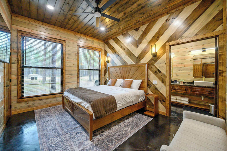 Room 4, River Fork Retreat, Stay for 12, McCurtain