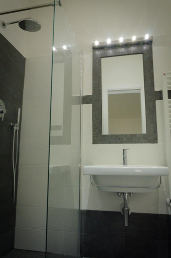Bathroom 2, B&B Castellani a San Pietro, Roma