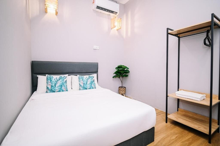 Bedroom 2, Swing & Pillows @ 87 Chulia St, Georgetown Penang, Pulau Penang