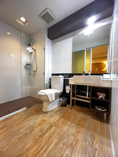 Bathroom 5, The Nice Hotel, Mueang Krabi